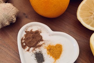 Ingwershot mit Zitrone, Orange, Kurkuma, schwarzem Pfeffer und Zimt