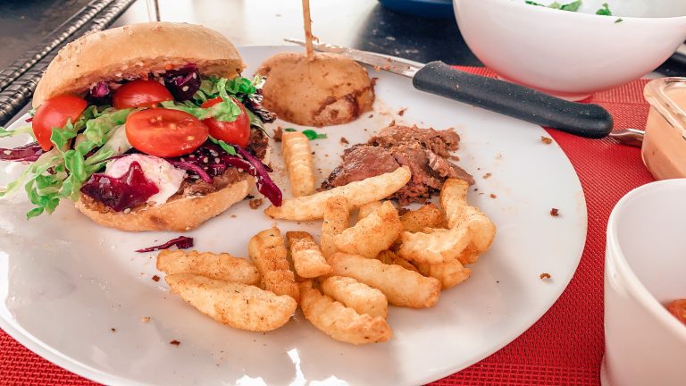 Gegrilltes Dönerspießchen mit Brot und Pommes