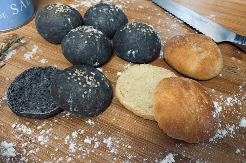 Super fluffige Burger Buns - schwarz-weiß