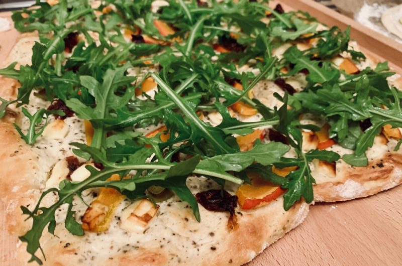 Selbstgemachter Flammkuchen (mit Kürbis und getrockneten Tomaten)