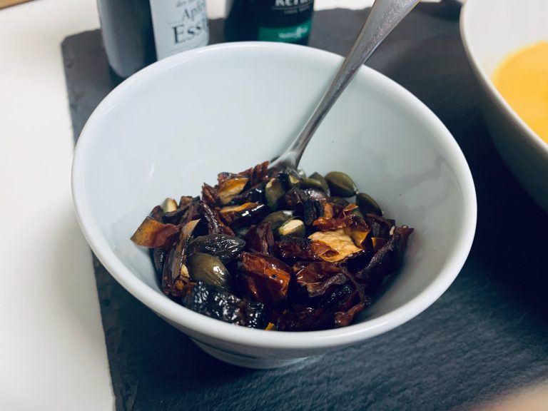 Würzige Kokos-Kürbissuppe - Veganes Topping