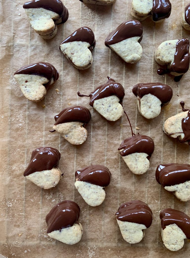 Fertige Haselnuss-Nougatherzen mit Schoki überzogen