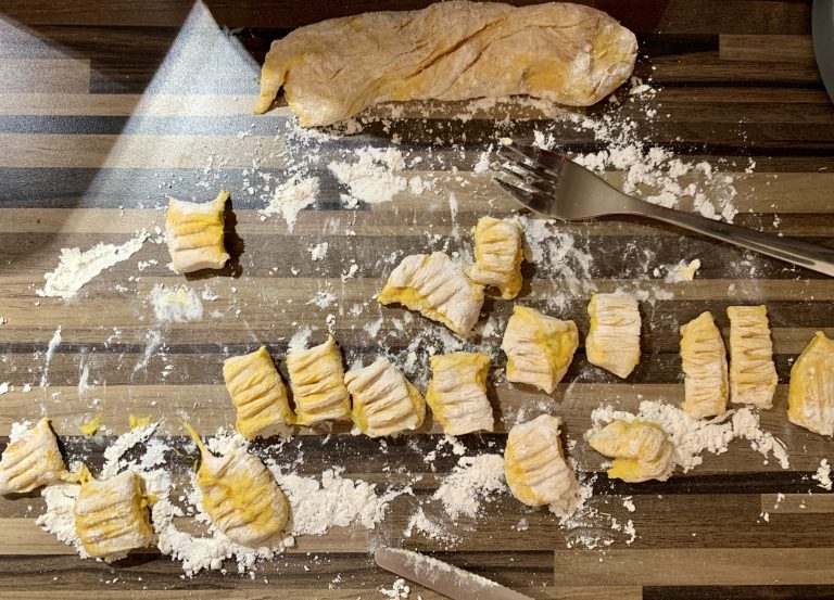 Kürbisgnocchi-Teig einteilen