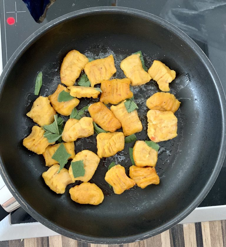 Kürbisgnocchis in Salbeibutter anbraten