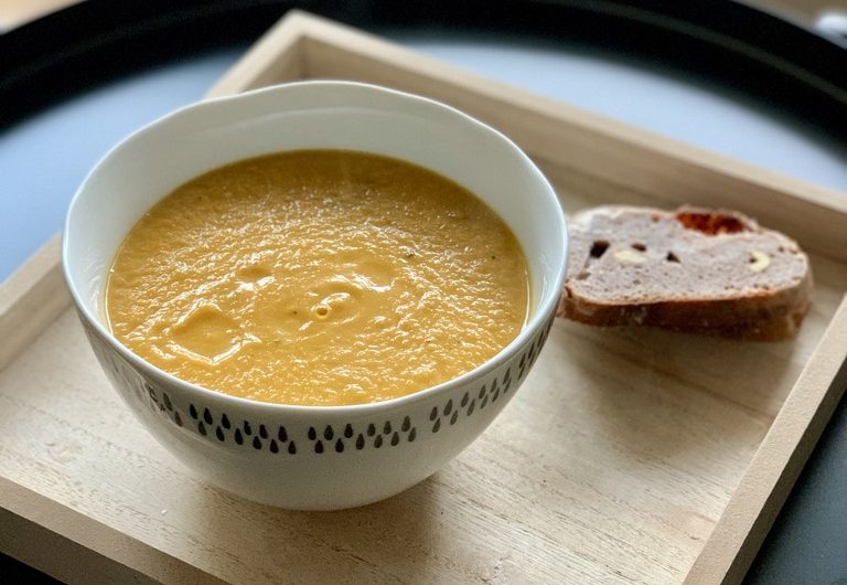Karotten-Ingwer-Suppe mit Kokosmilch (und roten Linsen)