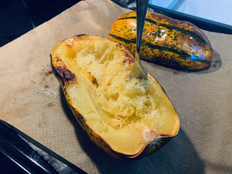 Spaghetti-Kürbis Zweierlei - Fruchtfleisch auslösen