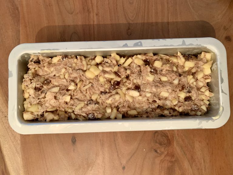 Apfelbrotteig in der Kastenform Apfelbrotteig in der Kastenform