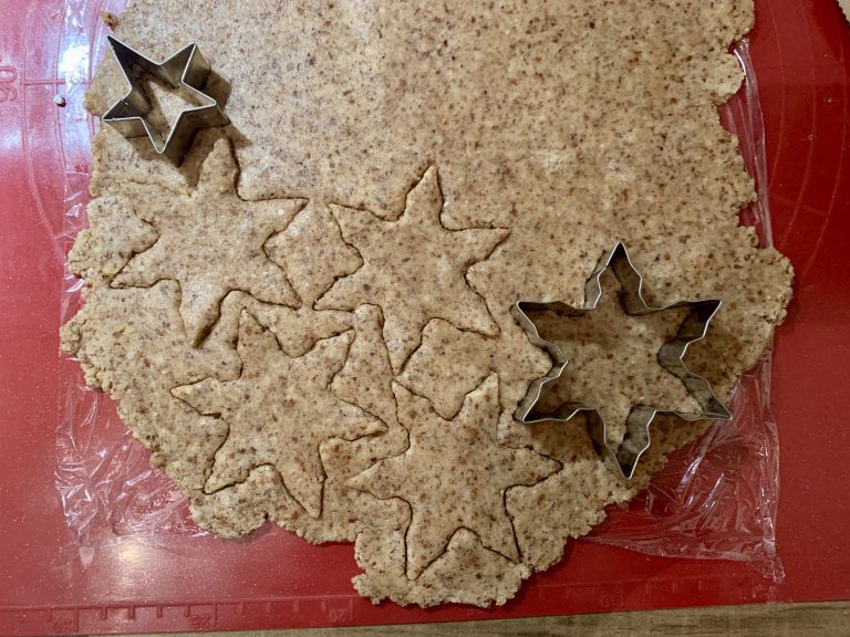 Zimtsterne ausstechen Zimtsterne ausstechen