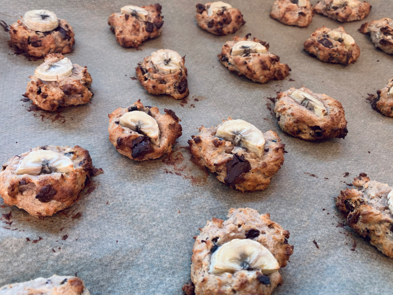 Weihnachtliche Bananenbrot-Frühstücks-Cookies - frisch aus dem Ofen