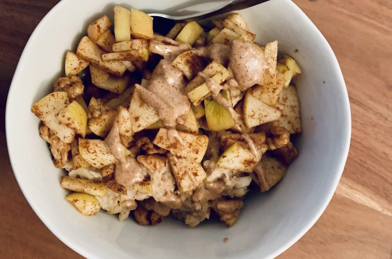 Winterlicher Porridge mit zimtigem Bratapfel