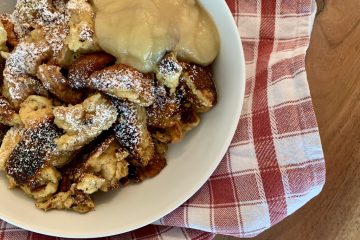 Kaiserschmarrn mit Puderzucker und Apfelmus