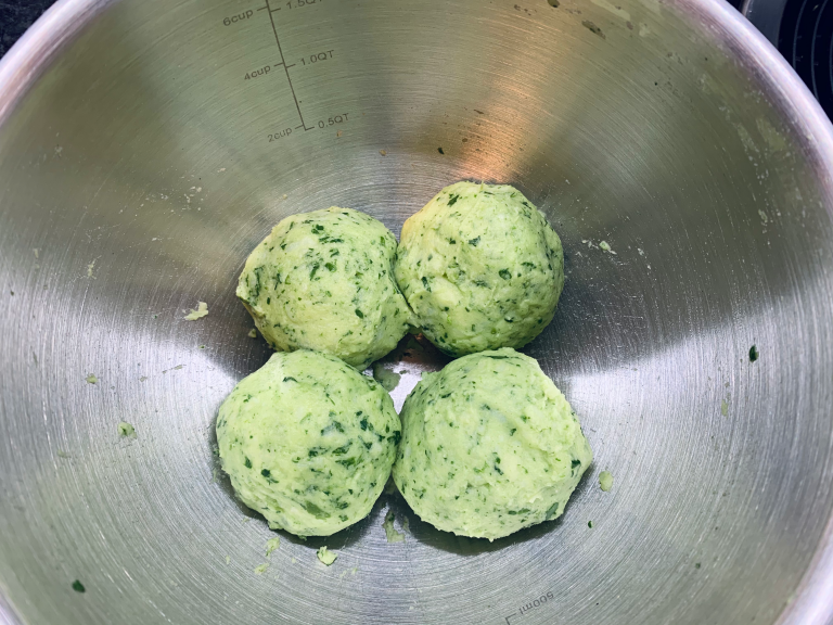 Schnelle Spinatknödel - Knödel formen Schnelle Spinatknödel - Knödel formen