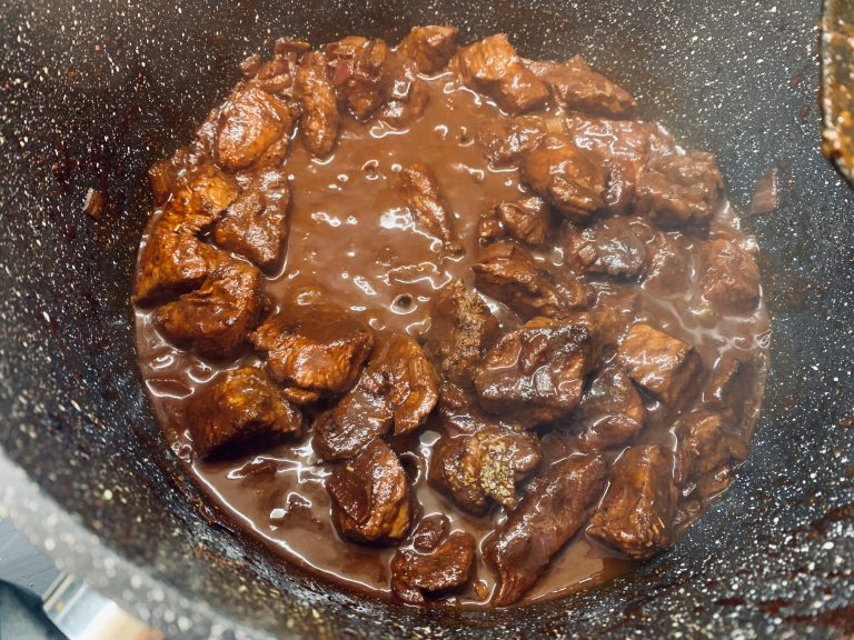 Tiroler Gulaschsuppe - nach dem Ablöschen Tiroler Gulaschsuppe - nach dem Ablöschen