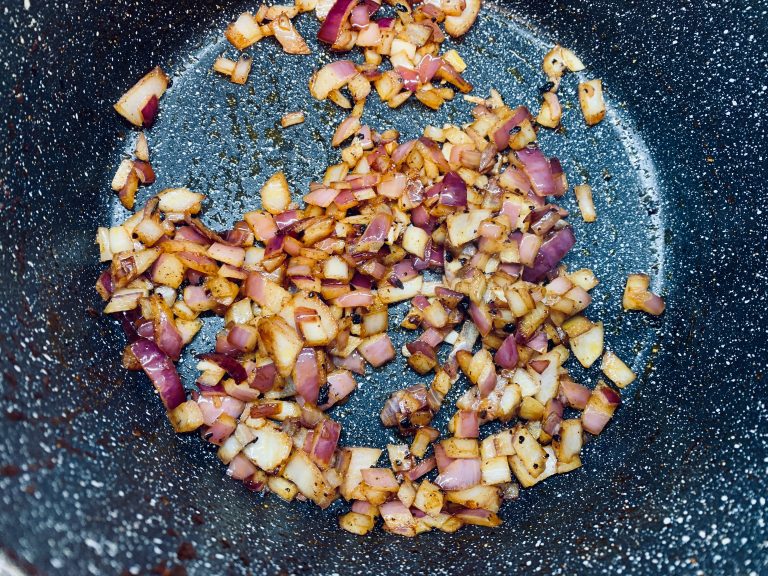 Tiroler Gulaschsuppe - Zwiebeln glasig Tiroler Gulaschsuppe - Zwiebeln glasig