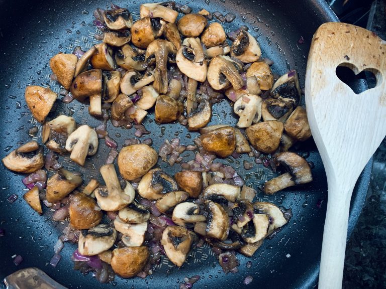 Würzige Champignon-Pfeffer-Sahne Soße - nach dem dünsten
