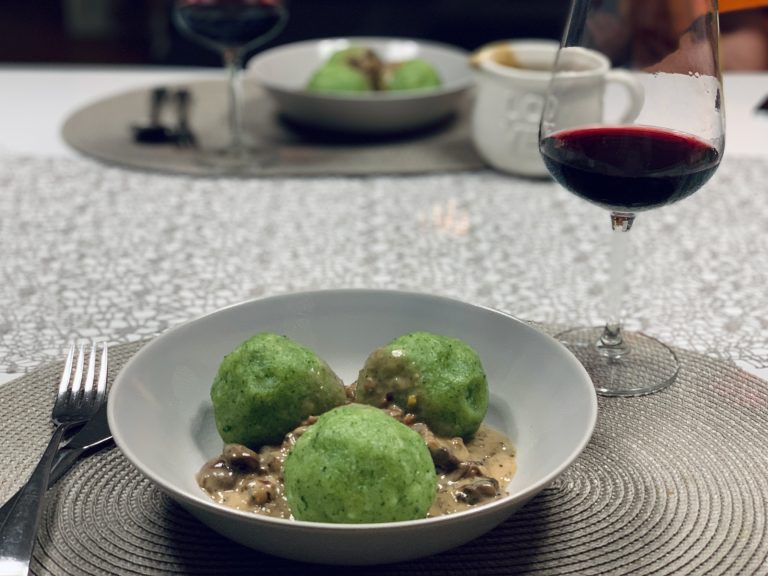 Würzige Champignon-Pfeffer-Sahne Soße - mit Spinatknödeln