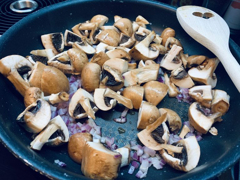 Würzige Champignon-Pfeffer-Sahne Soße - Geschnittene Zwiebeln und Pilze
