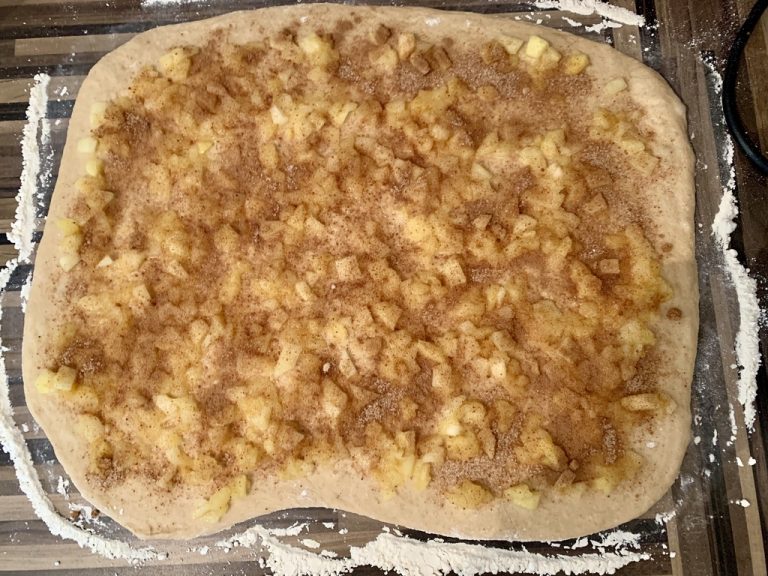 Teig mit Apfel + Zimt-Zucker bestreuern