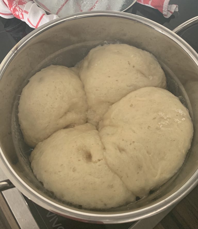 Fertige Dampfnudeln im Topf