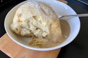 Dampfnudel mit Vanillezucker und Apfelmus