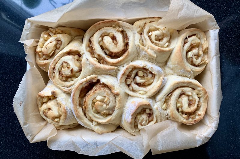 Fluffige Hefeschnecken mit Apfel-Zimt-Füllung