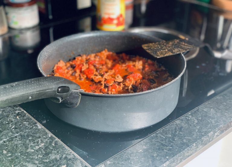 Chili con Carne mit Pommes und Käse - 2