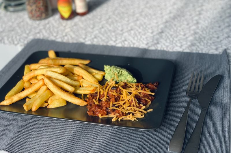 Chili con Carne mit Pommes und Käse 
