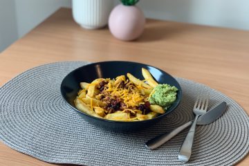 Chili con Carne mit Pommes und Käse - 24