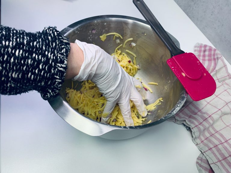 Frische Kartoffel-Rösti mit Lachs - Vermengen Frische Kartoffel-Rösti mit Lachs - Vermengen