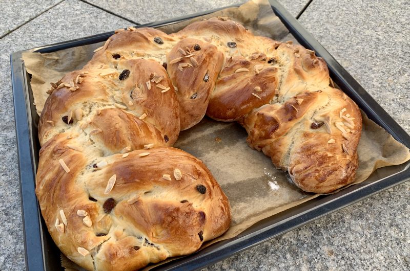 Riesiger Hefezopf mit Rosinen und Mandeln