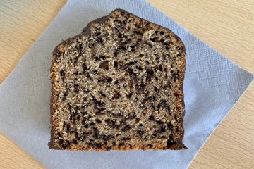 Ein STück blitzschneller Rotweinkuchen mit viel Schoki