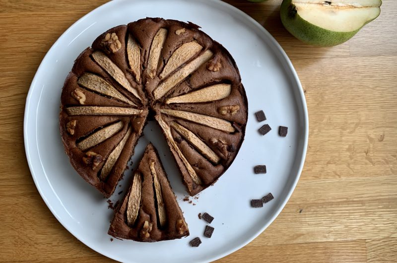 Schokoladenkuchen mit Birnen und Walnüssen
