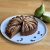 Schokoladenkuchen mit Birnen und Walnüssen