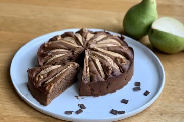 Schokoladenkuchen mit Birnen und Walnüssen