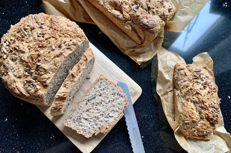 Dinkel-Roggen-Brot mit Körnern