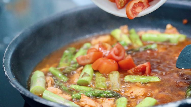 Schnelle Spargel-Lachs Pasta in Tomaten-Sahne-Soße - 12