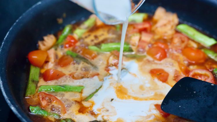 Schnelle Spargel-Lachs Pasta in Tomaten-Sahne-Soße - 15