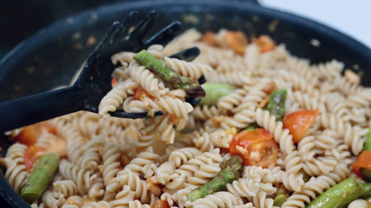 Schnelle Spargel-Lachs Pasta in Tomaten-Sahne-Soße - 18