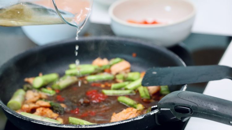 Schnelle Spargel-Lachs Pasta in Tomaten-Sahne-Soße - 7