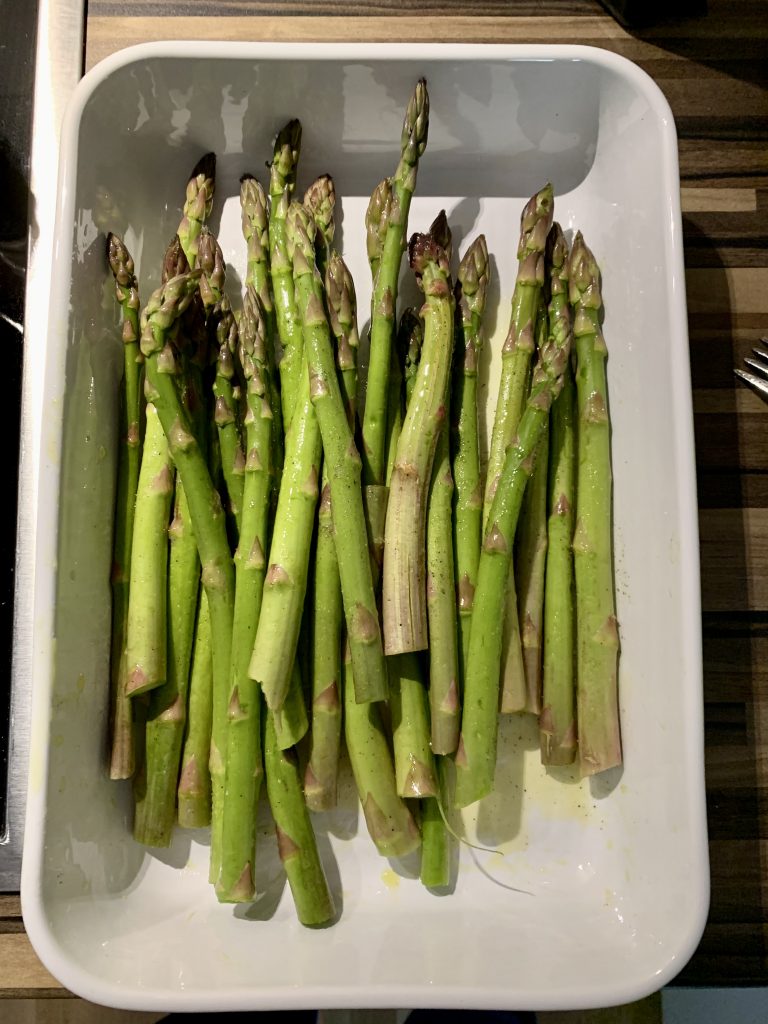 Grüner Spargel mit Olivenöl, Salz und Pfeffer Grüner Spargel mit Olivenöl, Salz und Pfeffer