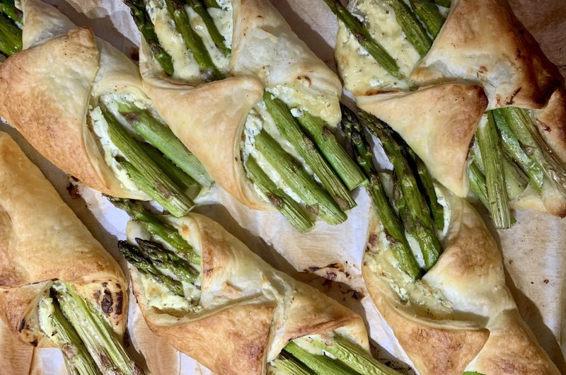 Blätterteigtaschen mit grünem Spargel
