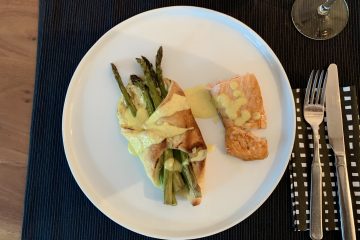 Blätterteigtaschen mit grünem Spargel und Lachs