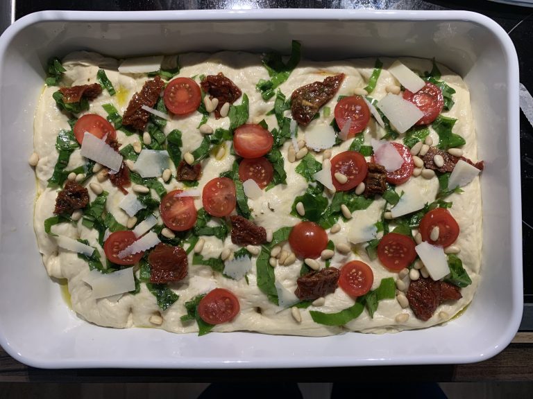 Focaccia bereit fürs Backen Focaccia bereit fürs Backen