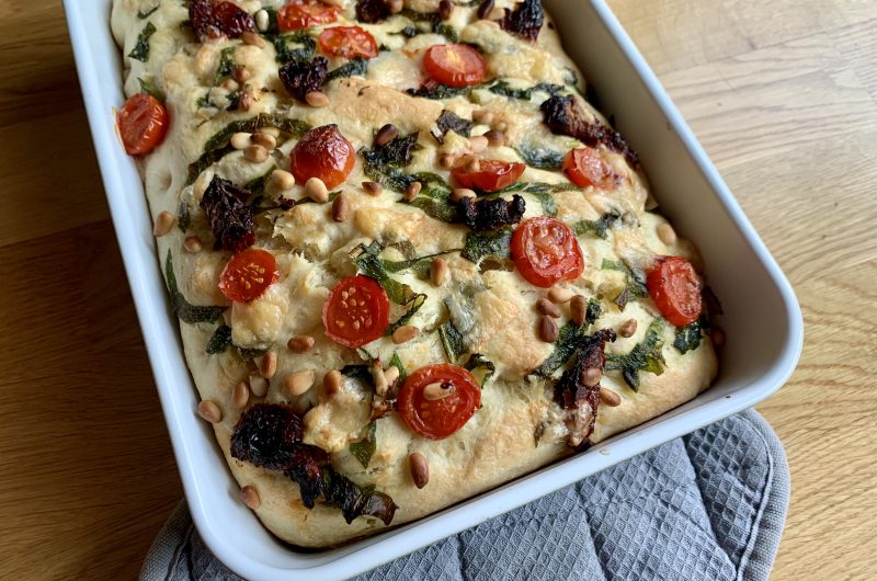 Focaccia mit frischem Bärlauch und Tomaten