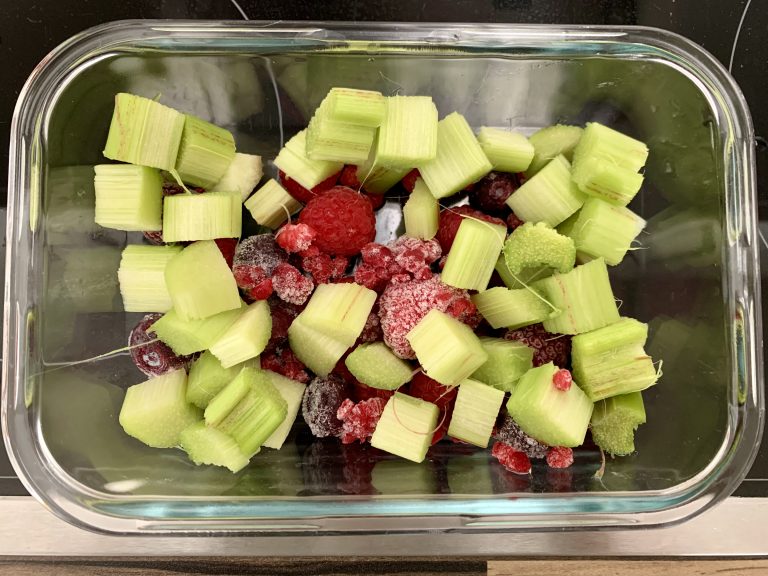 IMG_2527Rhabarber und Himbeeren Rhabarber und Himbeeren