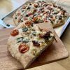 Focaccia mit frischem Bärlauch und Tomaten