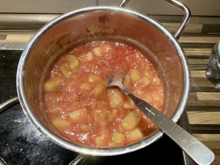 Rhabarberschicht aufkochen Rhabarberschicht aufkochen