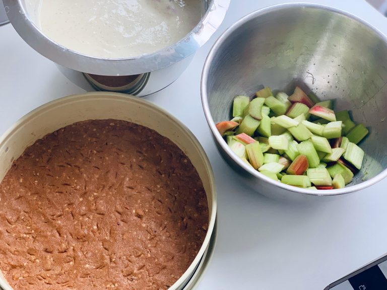 Sommerliche Rhabarber-Quarktorte mit Keksboden - 2 Sommerliche Rhabarber-Quarktorte mit Keksboden - 2
