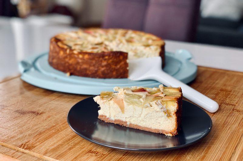 Herrlich leichte Rhabarber-Quarktorte mit Keksboden