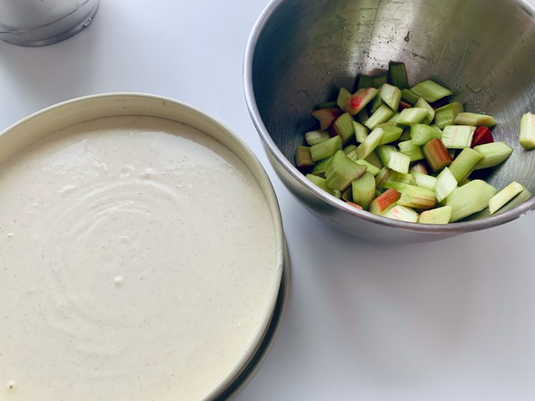 Sommerliche Rhabarber-Quarktorte mit Keksboden - 4 Sommerliche Rhabarber-Quarktorte mit Keksboden - 4